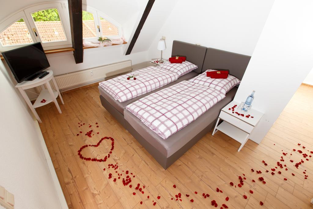 Pension Altes Burghotel 纽斯塔德勒维 外观 照片