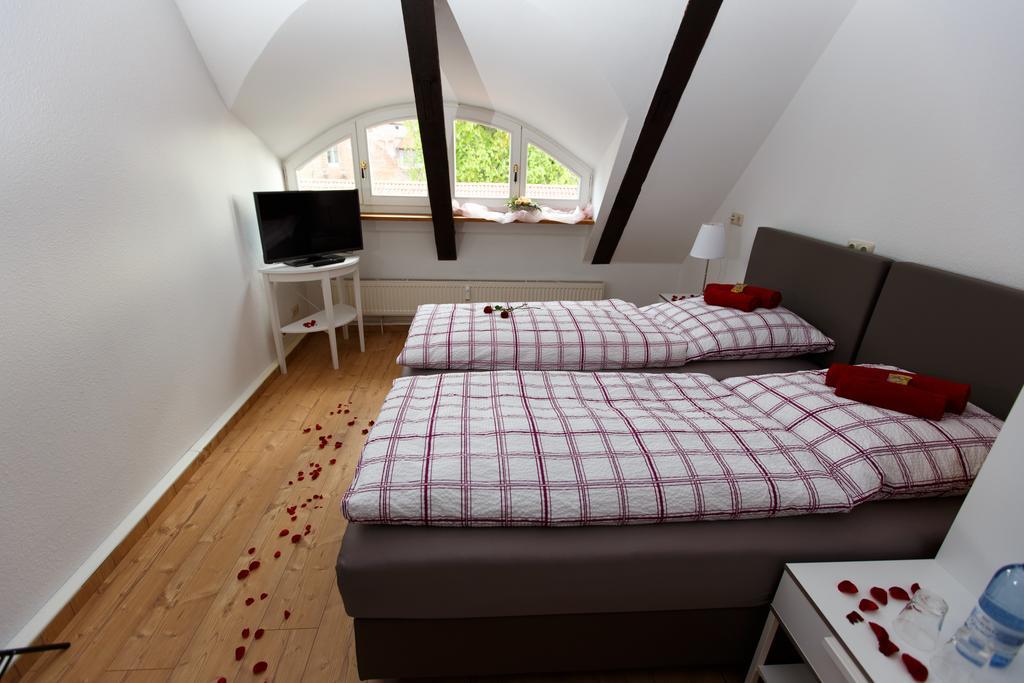 Pension Altes Burghotel 纽斯塔德勒维 外观 照片