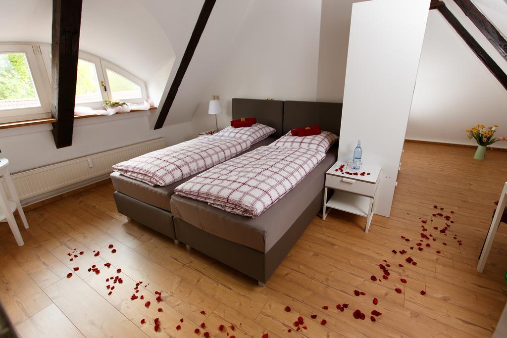 Pension Altes Burghotel 纽斯塔德勒维 外观 照片
