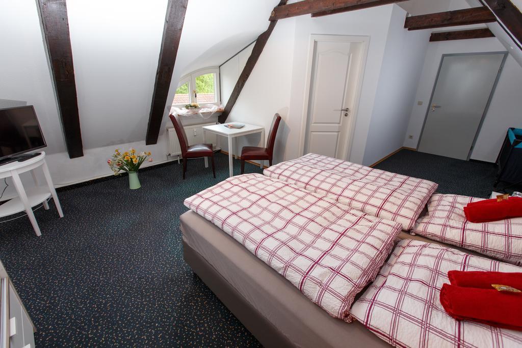 Pension Altes Burghotel 纽斯塔德勒维 客房 照片